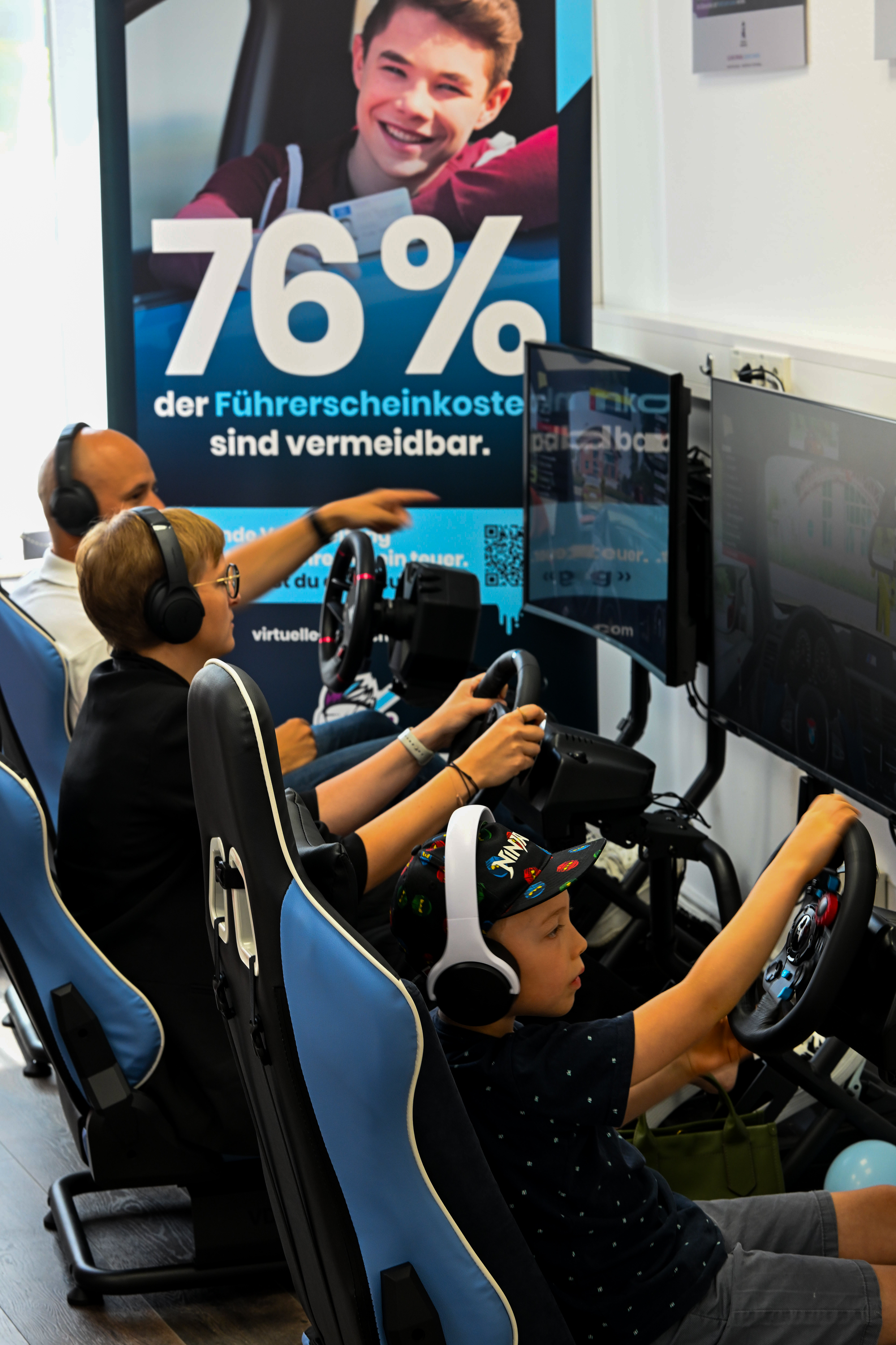 Generationen am Fahrsimulator bei der Eröffnung