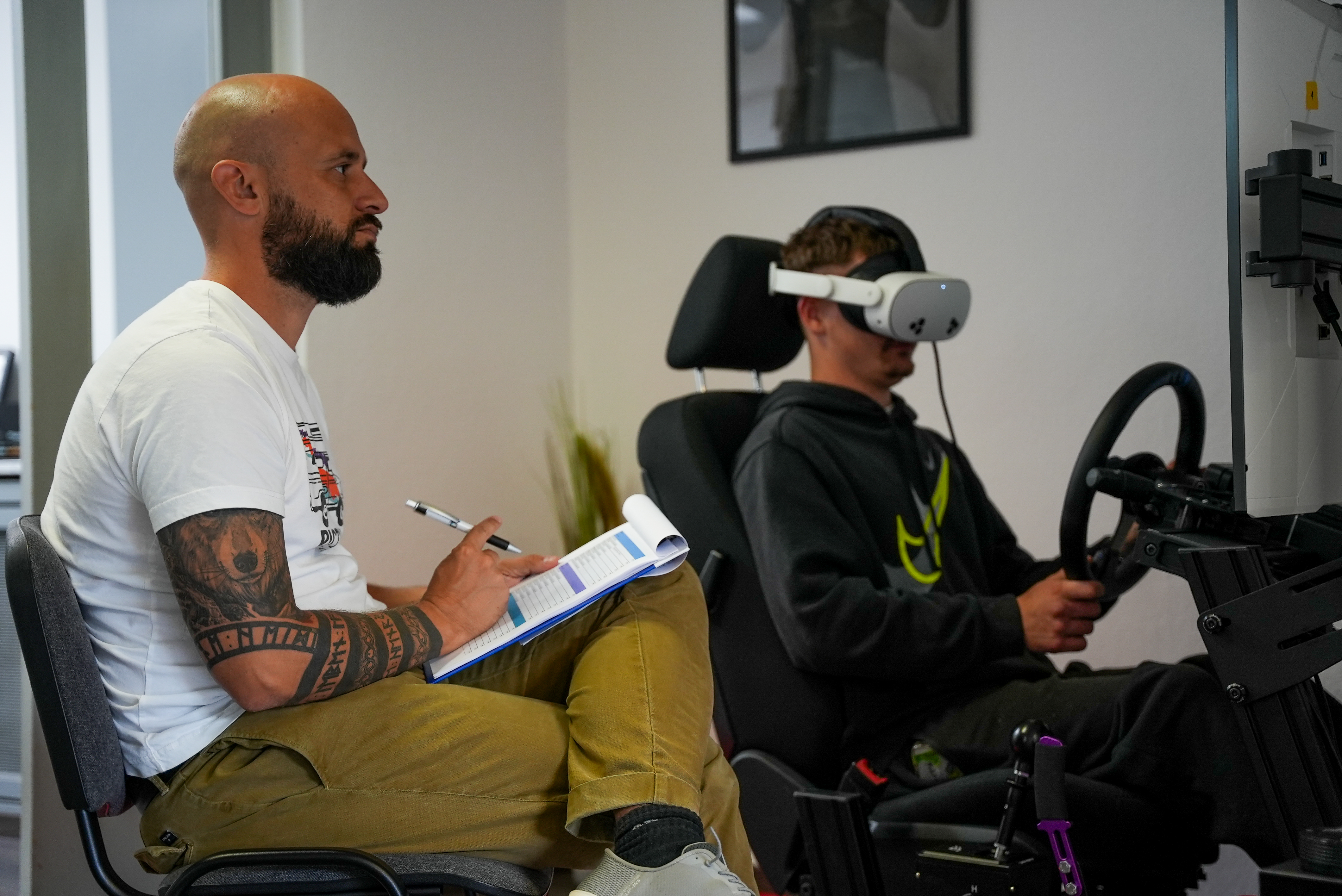 Azubi am Simulator mit Mentor